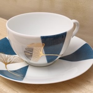 Tasse porcelaine, à thé ou à café, décor Ginko Or sur fond bleu vert foncé disponibilité 3 articles 