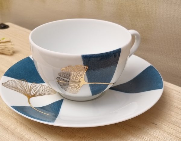 Tasse porcelaine, à thé ou à café, décor Ginko Or sur fond bleu vert foncé disponibilité 3 articles 