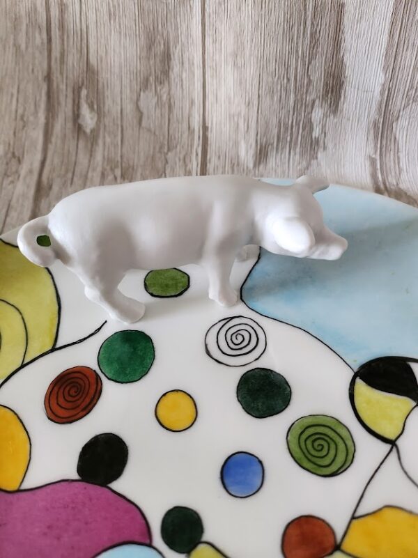 Plat porcelaine diam 26 cm environ, cochon porcelaine fixé sur le plat décor main